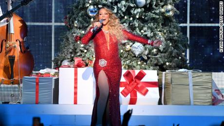 Mariah Carey se produit sur scène pendant son » Tout ce que je veux pour Noël, c’est toi » visite au Madison Square Garden le 15 décembre 2019 à New York. 