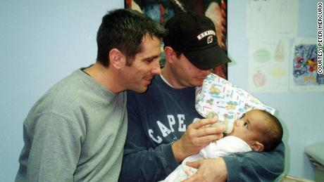 Danny Stewart et Pete Mercurio avec leur fils, Kevin, en 2000.