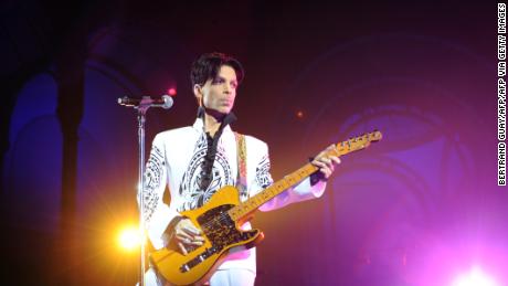 Le regretté grand Prince se produit le 11 octobre 2009 au Grand Palais à Paris. 