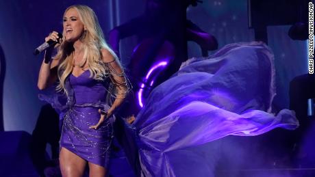 Carrie Underwood interprète » Histoire de fantômes » lors de la 64e cérémonie annuelle des Grammy Awards le 3 avril à Las Vegas. 