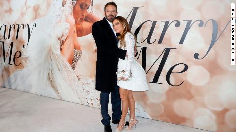 (De gauche à droite) Ben Affleck et Jennifer Lopez assistent à la projection de » Épousez-moi » le 8 février. 