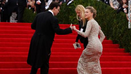 Johnny Depp et Amber Heard, alors fiancés, arrivent au Met Gala en 2014.