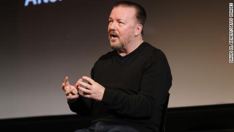 Ricky Gervais prend la parole sur scène lors de la première de la troisième saison de Netflix’s » Après la vie » au BFI Southbank le 6 janvier à Londres. 