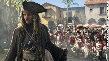 Johnny Depp dans » Pirates des Caraïbes : les hommes morts ne racontent pas d’histoires. »