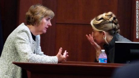 Amber Heard s’entretient avec son avocate Elaine Bredehoft dans la salle d’audience du palais de justice du circuit du comté de Fairfax lundi.