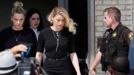 Amber Heard quitte le tribunal mercredi.