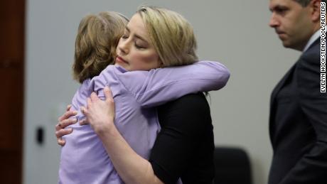 Amber Heard embrasse son avocate Elaine Bredehoft après le verdict.
