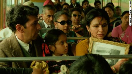 Roshan Seth, à gauche, et Sharmila Tagore, à droite, ont joué les parents de Mina, qui ont pris la décision de quitter l’Ouganda dans les premières parties du film.