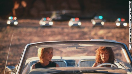 Geena Davis (à gauche) et Susan Sarandon évaluent leurs options dans le film de 1991 ' Thelma et Louise.'