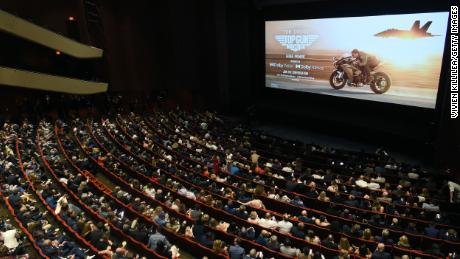 Les spectateurs regardent ' Top Gun: Maverick' à San Diego en mai.