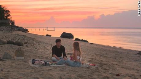 Ilan Luttway (à gauche) est montré avec un intérêt amoureux dans une scène de » Forever Summer: Hamptons. » 