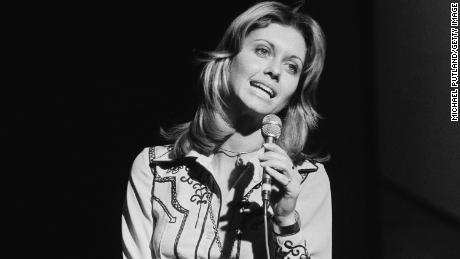Olivia Newton-John en concert dans l’émission musicale de la BBC ' Top Of The Pops' en 1974.