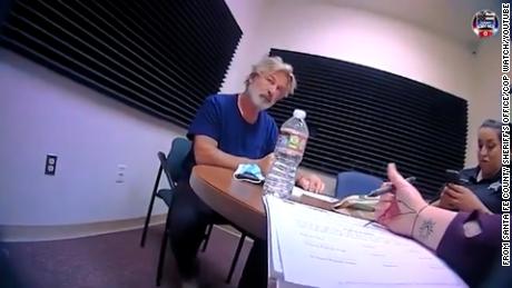 Vidéo de la première interview d’Alec Baldwin après une fusillade mortelle sur ' Rouille' ensemble libéré par les enquêteurs