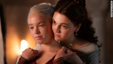 Milly Alcock dans le rôle de la jeune Rhaenyra et Emily Carey dans le rôle de la jeune version de son meilleur ami Alicent dans » Maison du Dragon. »