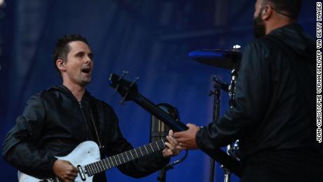 (De gauche à droite) Matt Bellamy et Chris Wolstenholme de Muse se produisent lors du festival de musique Eurockéennes dans l’est de la France, le 3 juillet.