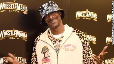 Snoop Dogg assiste à la soirée de lancement de WrestleMania 39 au SoFi Stadium le 11 août à Inglewood, en Californie. 