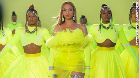 Certains critiques disent que la réaction autour de Beyoncé (photographiée lors de la retransmission de la 94e cérémonie annuelle des Oscars) et des paroles de Lizzo montre un double standard pour les artistes féminines noires - et ne prend pas en compte le contexte culturel.