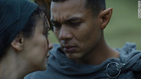 L’acteur latino Ismael Cruz Cordóva, qui joue l’elfe guerrier Arondir, dit qu’il n’a jamais vu des gens qui lui ressemblaient dans les films précédents se déroulant en Terre du Milieu.