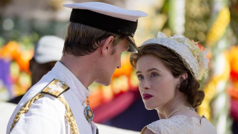 Claire Foy dans le rôle de la reine Elizabeth II et Matt Smith dans le rôle du prince Philip dans un épisode de « The Crown » de Netflix. 