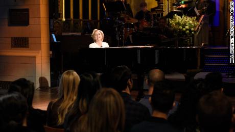 Kate McKinnon dans le rôle d’Hillary Clinton chante Leonard Cohen’s » Alléluia » le 12 novembre 2016.