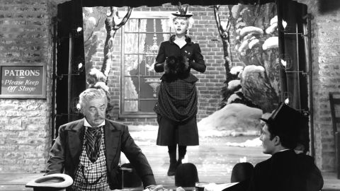 Angela Lansbury, Billy Bevan et Hurd Hatfield dans une scène du film 