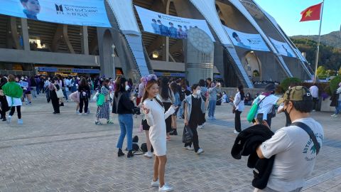 Les fans de BTS font la queue devant le stade Busan Asiada pour assister au concert gratuit du groupe en Corée du Sud le 15 octobre 2022. 