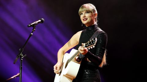 Taylor Swift se produit sur scène lors des NSAI 2022 Nashville Songwriter Awards au Ryman Auditorium de Nashville, Tennessee, le 20 septembre 2022. 