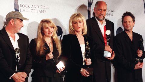 Après que Fleetwood Mac ait été intronisé au Rock & Roll Hall of Fame en 1998, Christine McVie (troisième à partir de la gauche) a quitté le groupe.