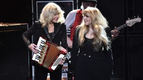 Christine McVie (à gauche) et Stevie Nicks se produisent ensemble au Radio City Music Hall en 2018.